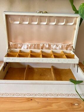 Cottagecore retro vintage 50’s MELE coquette velvet lined jewelry box